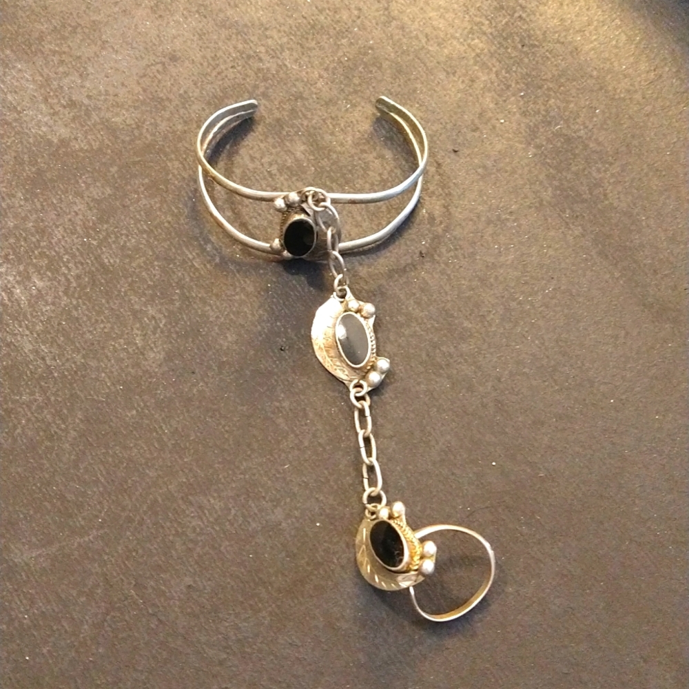 "Silver/Onyx" Finger Bracelet